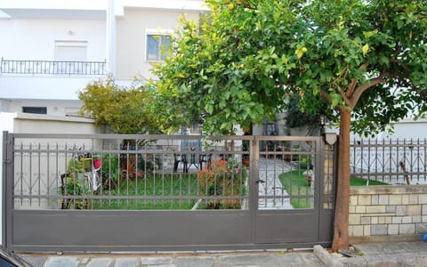 Property building, Garden, Balcony/Terrace, Garden view, Quiet street view, Parking