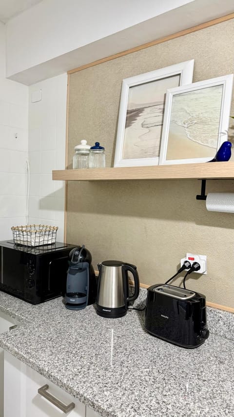 Coffee/tea facilities, Kitchen or kitchenette, stove