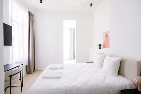 Bed, TV and multimedia, Photo of the whole room, Bedroom, towels