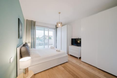 Bed, TV and multimedia, Photo of the whole room, Evening entertainment, Bedroom, towels