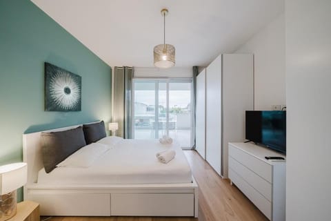 Bed, TV and multimedia, Photo of the whole room, Bedroom, towels, wardrobe