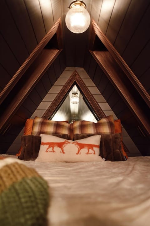 Romantic AFrame Cabin with Firepit, BBQ Cabin in Pocono Lake