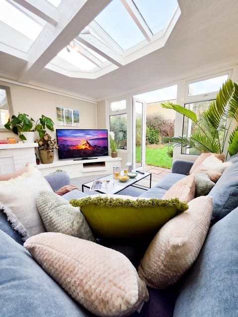 Patio, Garden, TV and multimedia, Living room, Seating area, Evening entertainment, Garden view