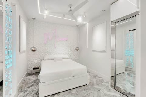 Versace Mansion Neighbor (Floor 1) Sleeps 9 House in Flamingo Lummus