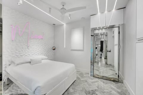 Versace Mansion Neighbor (Floor 1) Sleeps 9 House in Flamingo Lummus