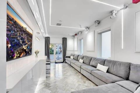 Versace Mansion Neighbor (Floor 1,2,3) Sleeps 21 House in Flamingo Lummus