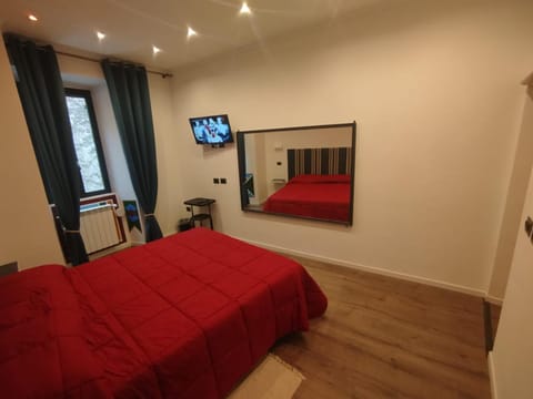 Bed, TV and multimedia, Bedroom
