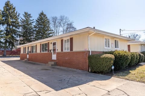 Akron 2 Bed 1 Bath Mountain Oasis Dog Friendly Apartment in Springfield Township