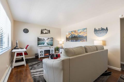 Akron 2 Bed 1 Bath Mountain Oasis Dog Friendly Apartment in Springfield Township