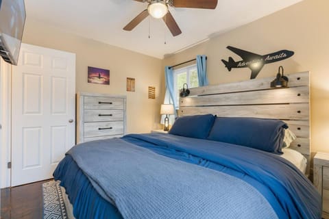 Akron 2 Bed 1 Bath Flight Themed Oasis Dog Friendly Apartment in Springfield Township