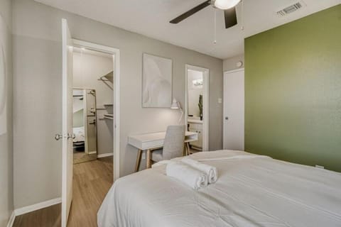 Urban Chic Getaway 2B - Sleeps 6 - Pool Prkg, WD Apartment in Austin