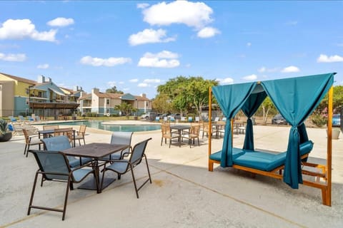 Urban Chic Getaway 2B - Sleeps 6 - Pool Prkg, WD Apartment in Austin