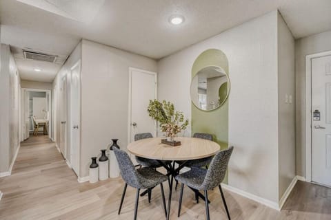 Urban Chic Getaway 2B - Sleeps 6 - Pool Prkg, WD Apartment in Austin