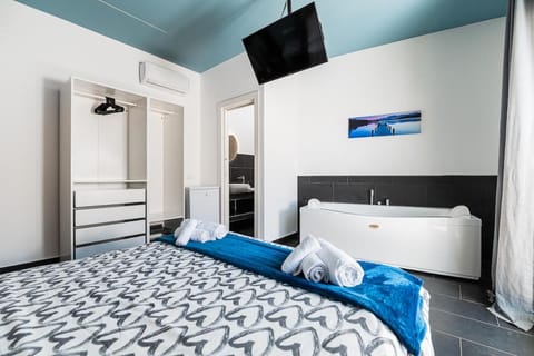 Bed, TV and multimedia, Photo of the whole room, Bedroom, towels, wardrobe