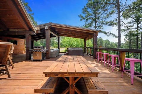 Stairway to Heaven Hot Tub Deck Sleeps 18 House in Oklahoma