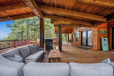 Stairway to Heaven Hot Tub Deck Sleeps 18 House in Oklahoma