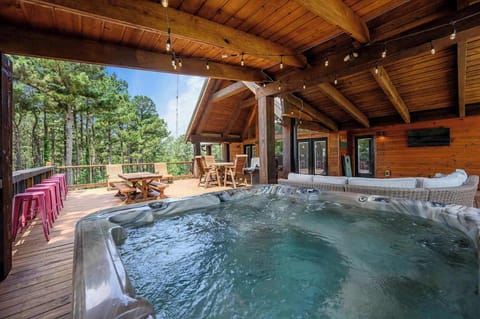 Stairway to Heaven Hot Tub Deck Sleeps 18 House in Oklahoma