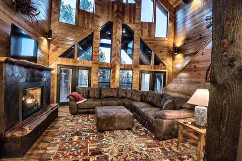 Stairway to Heaven Hot Tub Deck Sleeps 18 House in Oklahoma