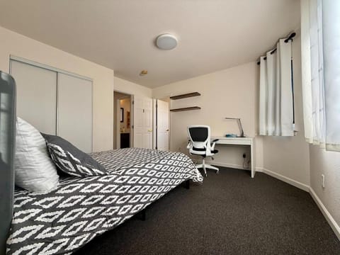 Cozy 4bed home close to everything around SF Apartment in Oakland