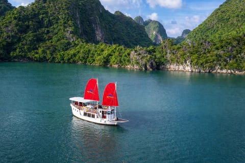 Nearby landmark, Day, Natural landscape, Activities, Lake view, Mountain view, River view
