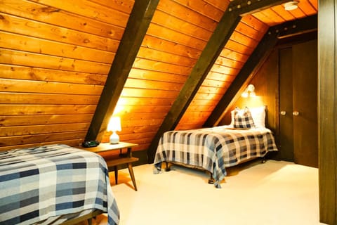 Creekside Chalet - Huge Indoor Spa Chalet in Wisconsin