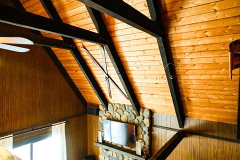 Creekside Chalet - Huge Indoor Spa Chalet in Wisconsin