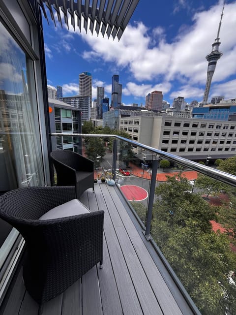Patio, Communal lounge/ TV room, Day, View (from property/room), Balcony/Terrace, Living room, Seating area, Evening entertainment, City view