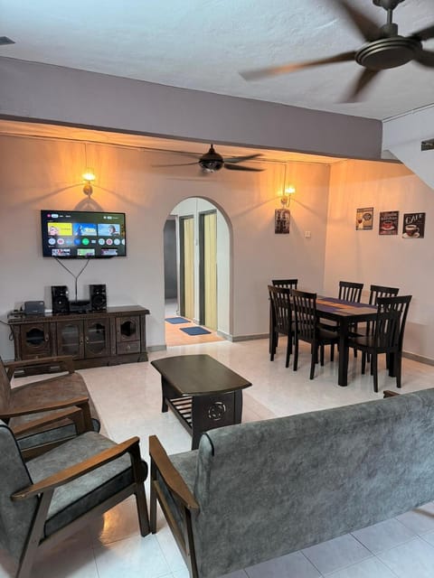 TV and multimedia, Living room, Seating area, Dining area, air conditioner