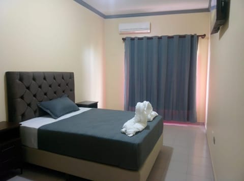 Bed, TV and multimedia, Photo of the whole room, Bedroom, towels, air conditioner