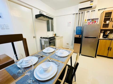 Kitchen or kitchenette, Dining area, stove, air conditioner