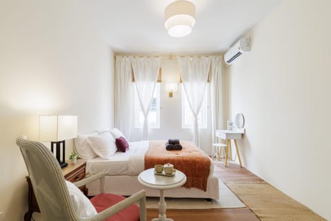 Bed, Seating area, Bedroom, air conditioner