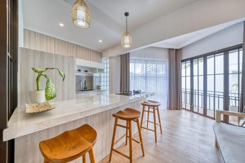 Kitchen or kitchenette, Dining area, stove