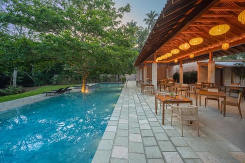 Restaurant/places to eat, Pool view, Swimming pool