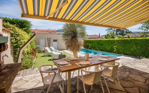 Property building, Day, Pool view, Swimming pool, sunbed