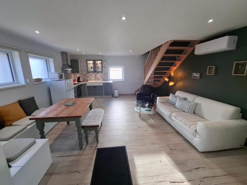 Kitchen or kitchenette, Living room