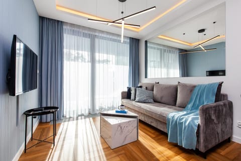 Bed, TV and multimedia, Living room, Photo of the whole room, Seating area, Evening entertainment