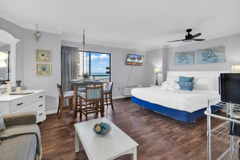 Bed, Seating area, Dining area