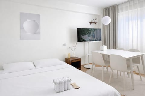Bed, TV and multimedia, Dining area, Bedroom