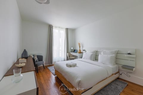 Photo of the whole room, Bedroom