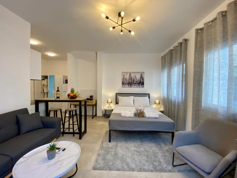 Bed, TV and multimedia, Kitchen or kitchenette, Living room, Photo of the whole room, Seating area, Dining area, Bedroom