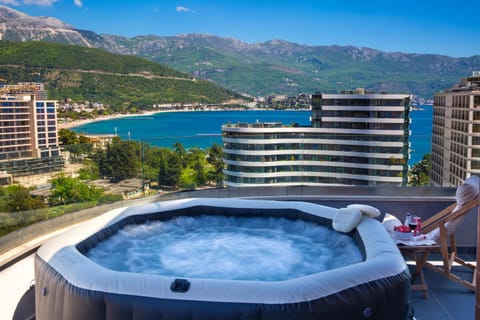 Nearby landmark, Day, Natural landscape, Hot Tub, Lake view, Mountain view, Pool view, River view, Swimming pool