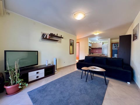 Communal lounge/ TV room, TV and multimedia, Living room, Seating area, Evening entertainment