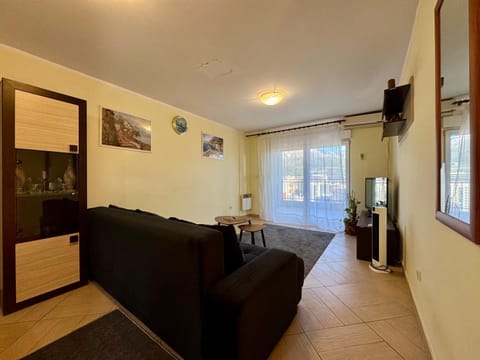 Communal lounge/ TV room, TV and multimedia, Living room, Seating area, Evening entertainment