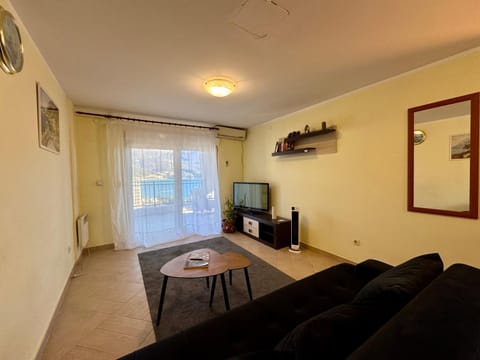 Communal lounge/ TV room, TV and multimedia, Living room, Seating area, Dining area, Evening entertainment