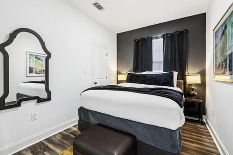 Spacious 10BR NOLA Home, Perfect for Groups, King bed Apartment in Ninth Ward