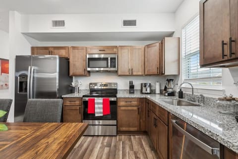 Spacious 10BR NOLA Home, Perfect for Groups, King bed Apartment in Ninth Ward