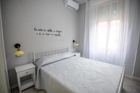 Bed, Photo of the whole room, Bedroom, air conditioner