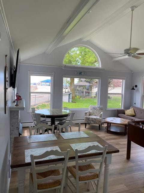 Caseville Splash and Sand Beach House House in Caseville