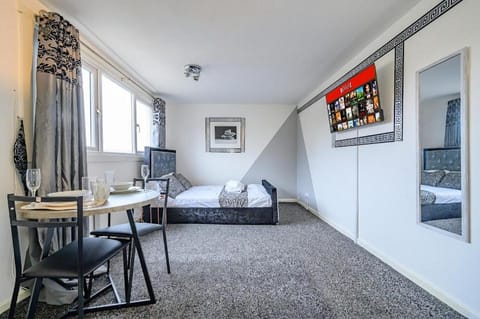 Bed, Photo of the whole room, Dining area, Bedroom