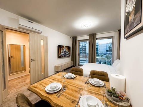 TV and multimedia, Living room, Seating area, Dining area, air conditioner
